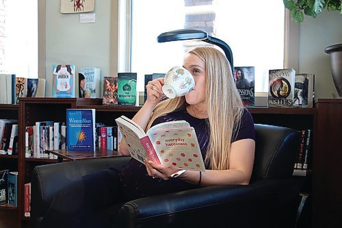 Canstar Community News Ashley Vermette spends the morning of Feb. 19 drinking tea and reading under a LED therapy light at Headingley Municipal Library./GABRIELLE PICHÉ