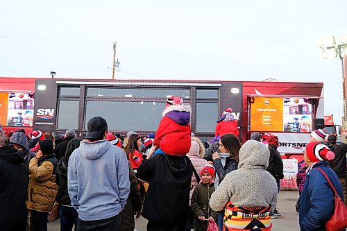 Mike Sudoma / Winnipeg Free Press
Peguis Community members and event attendees join together and watch as the Hometown Hockey program is broadcasted from the mobile studio inside of Peguis First Nation Saturday evening
February 29, 2020