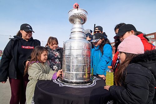 Mike Sudoma / Winnipeg Free Press
The Spence family take in the Stanley Cup during the Hometown Hockey Event held at Peguis First Nation Saturday afternoon
February 29, 2020