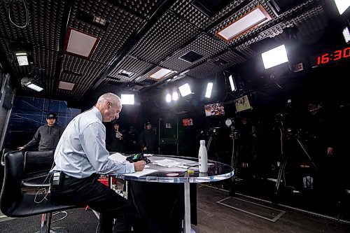 Mike Sudoma / Winnipeg Free Press
Sports Broadcaster Ron Maclean, gets ready for Saturday evenings broadcast from inside Peguis First Nation
February 29, 2020