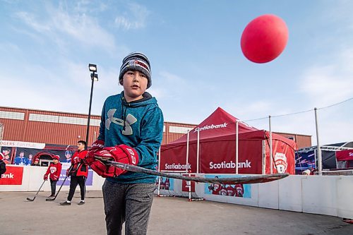 Mike Sudoma / Winnipeg Free Press
Laiden Sutherland bounces a ball on his hockey stick as he plays ball hockey at the Hometown hockey event held in Peguis First Nation Saturday afternoon
February 29, 2020