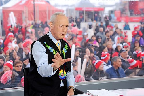 Mike Sudoma / Winnipeg Free Press
Sports Broadcaster Ron Maclean, broadcasting from inside the mobile studio with as the crowd from Peguis First Nation watches inside Peguis First Nation Saturday afternoon
February 29, 2020
