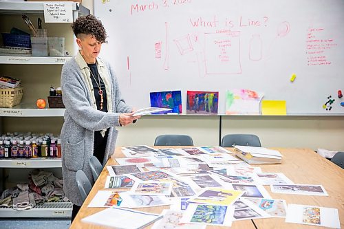 MIKAELA MACKENZIE / WINNIPEG FREE PRESS

Art teacher Barb Bottle lays out the MAWA art cards for a photo at Margaret Park School in Winnipeg on Tuesday, March 3, 2020. For Eva Wasney story.
Winnipeg Free Press 2019.