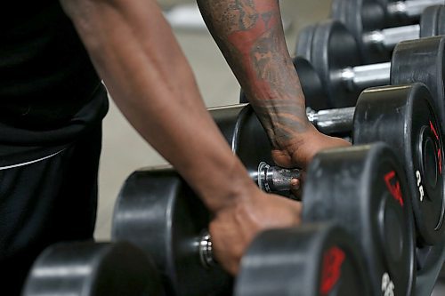 SHANNON VANRAES / WINNIPEG FREE PRESS
Serge Uwimana grabs a set of free weights at the YMCA in downtown Winnipeg on March 3, 2020.