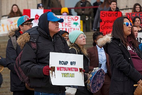 MIKE DEAL / WINNIPEG FREE PRESS
University students from the UofW and UofM rally outside the Manitoba Legislature during the noon hour as part of a nationwide student walk-out in solidarity with Wetsuweten hereditary chiefs Wednesday.
200304 - Wednesday, March 04, 2020.