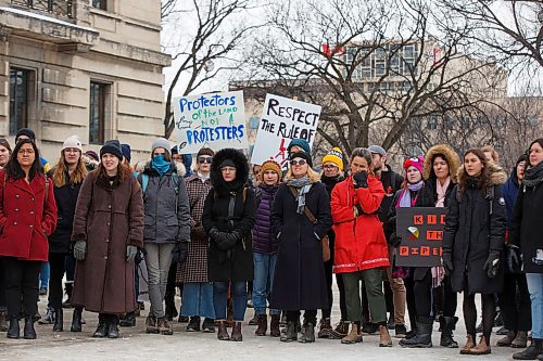 MIKE DEAL / WINNIPEG FREE PRESS
University students from the UofW and UofM rally outside the Manitoba Legislature during the noon hour as part of a nationwide student walk-out in solidarity with Wetsuweten hereditary chiefs Wednesday.
200304 - Wednesday, March 04, 2020.