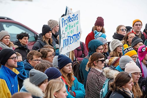 MIKE DEAL / WINNIPEG FREE PRESS
University students from the UofW and UofM rally outside the Manitoba Legislature during the noon hour as part of a nationwide student walk-out in solidarity with Wetsuweten hereditary chiefs Wednesday.
200304 - Wednesday, March 04, 2020.