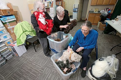 SHANNON VANRAES / WINNIPEG FREE PRESS
Kimberly Scutchings, Lorraine Iverach and Hedy McClelland look through storage containers filled with teddybears at a West End warehouse on March 6, 2020. Bears and other collectables will be on display and for sale at The Winnipeg Doll Extravaganza at the Viscount Gort Hotel on March 15.