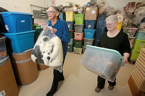 SHANNON VANRAES / WINNIPEG FREE PRESS
Hedy McClelland and Lorraine Iverach at a West End warehouse filled with collectables on March 6, 2020.