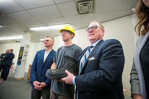 MIKAELA MACKENZIE / WINNIPEG FREE PRESS

Finance minister Scott Fielding (right), apprentice carpenter Jaycek Valentine, and architect Jamie Kozak pose with a pair of new steel-toed work boots the day before the 2020 provincial budget at Fort Richmond Collegiate in Winnipeg on Tuesday, March 10, 2020. For Larry Kusch story.
Winnipeg Free Press 2019.