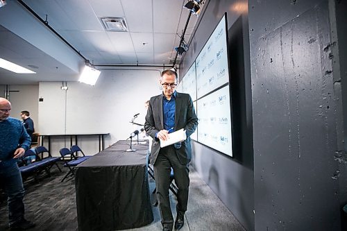 MIKAELA MACKENZIE / WINNIPEG FREE PRESS

Kevin Donnelly, SVP of venues and entertainment at True North Sports + Entertainment, walks away from the podium after speaking to the media at Bell MTS Place in Winnipeg on Thursday, March 12, 2020. For Jay Bell story.
Winnipeg Free Press 2019.