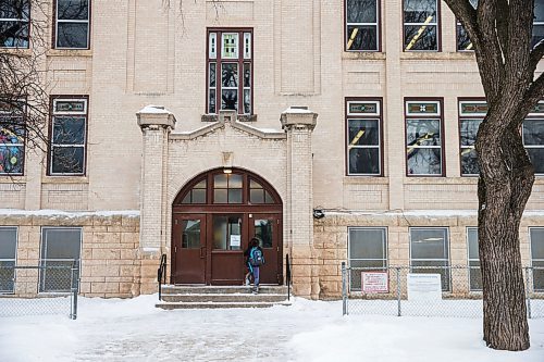 MIKAELA MACKENZIE / WINNIPEG FREE PRESS

A student runs in a few minutes late at Laura Secord School in Winnipeg on Monday, March 16, 2020. 
Winnipeg Free Press 2019.