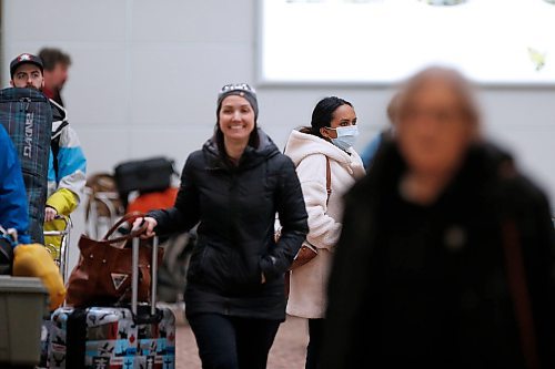 JOHN WOODS / WINNIPEG FREE PRESS
Passengers pick up their luggage at the international airport in Winnipeg Monday, March 16, 2020. 

Reporter: ?