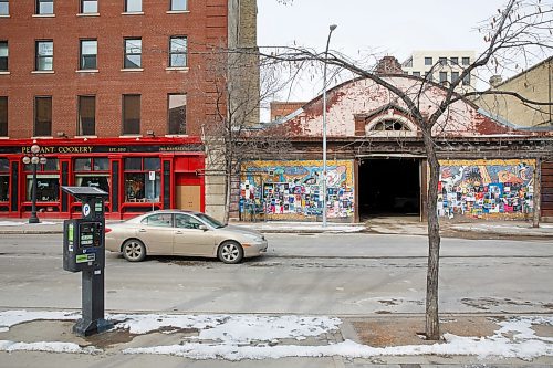 MIKE DEAL / WINNIPEG FREE PRESS
Over the noon-hour Tuesday, very few cars could be found using street parking in the Exchange District where a number of restaurants are usually very busy, a sign that many people were either staying home, brining their own lunch to work or ordering delivery.
200317 - Tuesday, March 17, 2020.