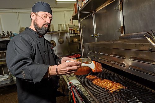 JESSE BOILY / WINNIPEG FREE PRESS
Tony Siwicki, the owner of Silver Heights Restaurant, prepares ribs at his restaurant in Winnipeg on Wednesday, March 18, 2020.
Reporter: Martin Cash