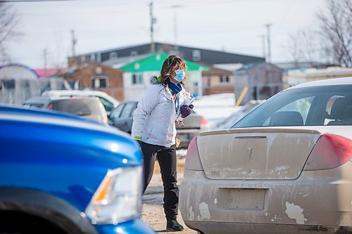 MIKAELA MACKENZIE / WINNIPEG FREE PRESS

Nurses ask preliminary questions at the drive-through COVID-19 testing centre in Selkirk on Thursday, March 19, 2020. For JS story.
Winnipeg Free Press 2020