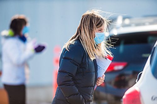 MIKAELA MACKENZIE / WINNIPEG FREE PRESS

Nurses ask preliminary questions at the drive-through COVID-19 testing centre in Selkirk on Thursday, March 19, 2020. For JS story.
Winnipeg Free Press 2020