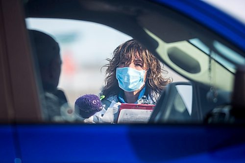 MIKAELA MACKENZIE / WINNIPEG FREE PRESS

Nurses ask preliminary questions at the drive-through COVID-19 testing centre in Selkirk on Thursday, March 19, 2020. For JS story.
Winnipeg Free Press 2020