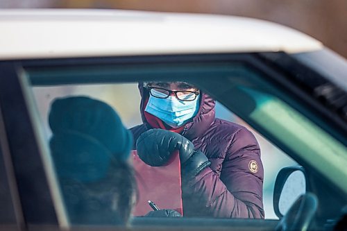 MIKAELA MACKENZIE / WINNIPEG FREE PRESS

Nurses ask preliminary questions at the drive-through COVID-19 testing centre in Selkirk on Thursday, March 19, 2020. For JS story.
Winnipeg Free Press 2020