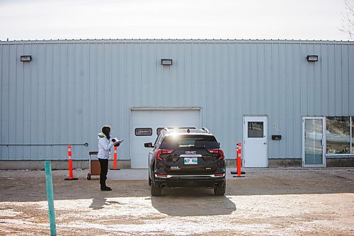 MIKAELA MACKENZIE / WINNIPEG FREE PRESS

Nurses ask preliminary questions at the drive-through COVID-19 testing centre in Selkirk on Thursday, March 19, 2020. For JS story.
Winnipeg Free Press 2020