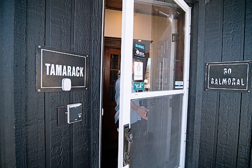 Mike Sudoma / Winnipeg Free Press
Executive Director of Tamarack Recovery Centre, Lisa Cowan, closes the front door to the West Broadway residential recovery facility located on Balmoral St Thursday afternoon due to the CoVid 19 outbreak.
March 19, 2020