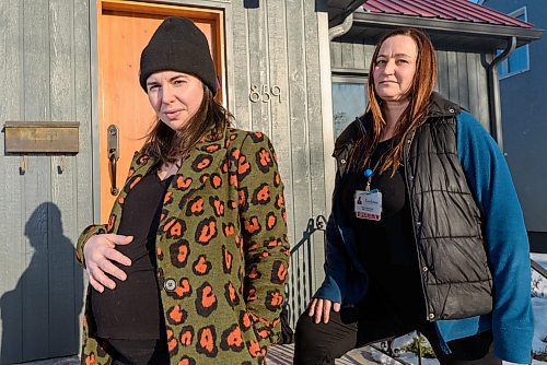 JESSE BOILY / WINNIPEG FREE PRESS
Lexi Deighton and her doula Tarana Wheelwright sit outside of Deightons home on Friday, March 20, 2020.
Reporter: Eva Wasney