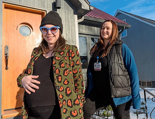 JESSE BOILY / WINNIPEG FREE PRESS
Lexi Deighton and her doula Tarana Wheelwright sit outside of Deightons home on Friday, March 20, 2020.
Reporter: Eva Wasney