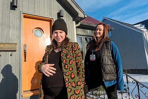 JESSE BOILY / WINNIPEG FREE PRESS
Lexi Deighton and her doula Tarana Wheelwright sit outside of Deightons home on Friday, March 20, 2020.
Reporter: Eva Wasney