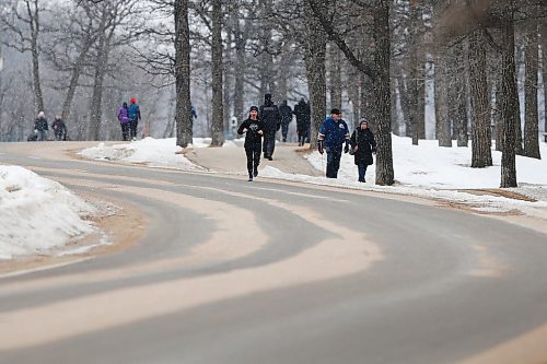 JOHN WOODS / WINNIPEG FREE PRESS
People walk at Assiniboine Park in Winnipeg Sunday, March 22, 2020. 

Reporter: macIntosh