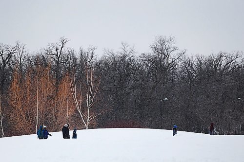 JOHN WOODS / WINNIPEG FREE PRESS
People walk at Assiniboine Park in Winnipeg Sunday, March 22, 2020. 

Reporter: macIntosh