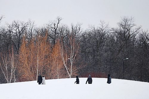 JOHN WOODS / WINNIPEG FREE PRESS
People walk at Assiniboine Park in Winnipeg Sunday, March 22, 2020. 

Reporter: macIntosh