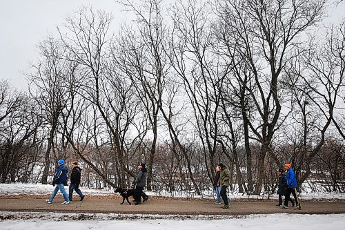 JOHN WOODS / WINNIPEG FREE PRESS
People walk at Assiniboine Park in Winnipeg Sunday, March 22, 2020. 

Reporter: macIntosh