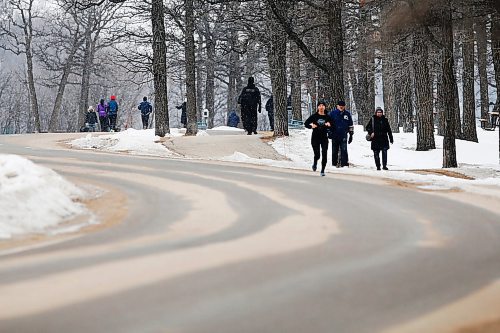 JOHN WOODS / WINNIPEG FREE PRESS
People walk at Assiniboine Park in Winnipeg Sunday, March 22, 2020. 

Reporter: macIntosh