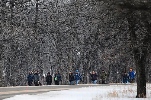 JOHN WOODS / WINNIPEG FREE PRESS
People walk at Assiniboine Park in Winnipeg Sunday, March 22, 2020. 

Reporter: macIntosh