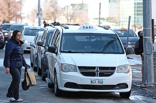 MIKE DEAL / WINNIPEG FREE PRESS
A row of taxis wait outside the HSC Monday afternoon. 
200323 - Monday, March 23, 2020