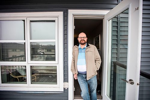 MIKAELA MACKENZIE / WINNIPEG FREE PRESS

Al Small, who has experience living in isolation as a person with a compromised immune system, poses for a portrait in his condo in Winnipeg on Tuesday, March 24, 2020. For Al Small story.
Winnipeg Free Press 2020