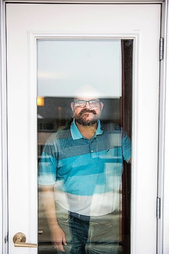 MIKAELA MACKENZIE / WINNIPEG FREE PRESS

Al Small, who has experience living in isolation as a person with a compromised immune system, poses for a portrait in his condo in Winnipeg on Tuesday, March 24, 2020. For Al Small story.
Winnipeg Free Press 2020