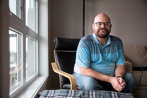 MIKAELA MACKENZIE / WINNIPEG FREE PRESS

Al Small, who has experience living in isolation as a person with a compromised immune system, poses for a portrait in his condo in Winnipeg on Tuesday, March 24, 2020. For Al Small story.
Winnipeg Free Press 2020