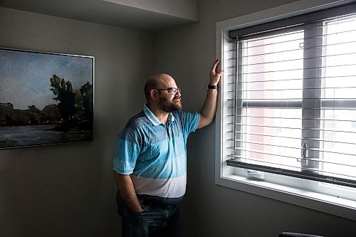 MIKAELA MACKENZIE / WINNIPEG FREE PRESS

Al Small, who has experience living in isolation as a person with a compromised immune system, poses for a portrait in his condo in Winnipeg on Tuesday, March 24, 2020. For Al Small story.
Winnipeg Free Press 2020