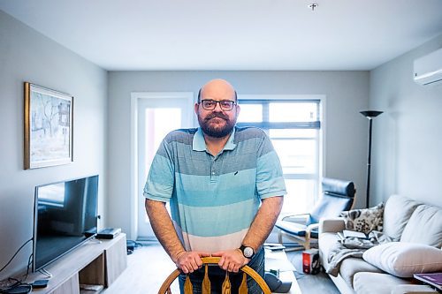 MIKAELA MACKENZIE / WINNIPEG FREE PRESS

Al Small, who has experience living in isolation as a person with a compromised immune system, poses for a portrait in his condo in Winnipeg on Tuesday, March 24, 2020. For Al Small story.
Winnipeg Free Press 2020