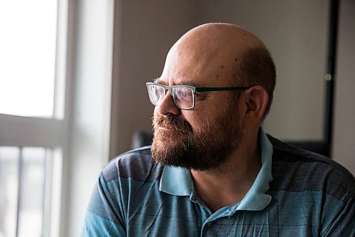 MIKAELA MACKENZIE / WINNIPEG FREE PRESS

Al Small, who has experience living in isolation as a person with a compromised immune system, poses for a portrait in his condo in Winnipeg on Tuesday, March 24, 2020. For Al Small story.
Winnipeg Free Press 2020