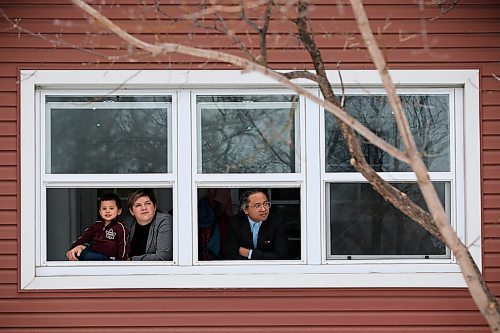 JOHN WOODS / WINNIPEG FREE PRESS
Ben and Megan Capili with their daughter Azazel, 2, who are self-isolating, are photographed at their Norwood home in Winnipeg Tuesday, March 24, 2020. The couple who work in the healthcare system as therapists offer counselling in the evenings.

Reporter: Schlesinger