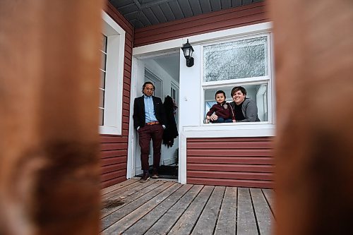 JOHN WOODS / WINNIPEG FREE PRESS
Ben and Megan Capili with their daughter Azazel, 2, who are self-isolating, are photographed at their Norwood home in Winnipeg Tuesday, March 24, 2020. The couple who work in the healthcare system as therapists offer counselling in the evenings.

Reporter: Schlesinger