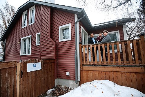 JOHN WOODS / WINNIPEG FREE PRESS
Ben and Megan Capili with their daughter Azazel, 2, who are self-isolating, are photographed at their Norwood home in Winnipeg Tuesday, March 24, 2020. The couple who work in the healthcare system as therapists offer counselling in the evenings.

Reporter: Schlesinger