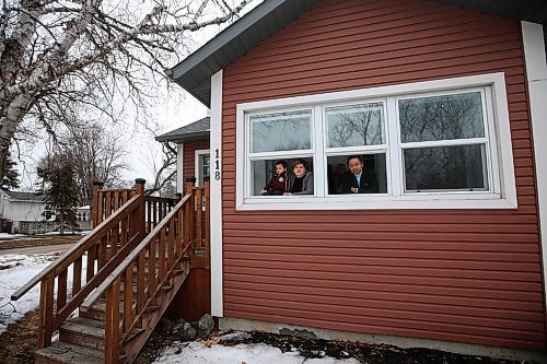 JOHN WOODS / WINNIPEG FREE PRESS
Ben and Megan Capili with their daughter Azazel, 2, who are self-isolating, are photographed at their Norwood home in Winnipeg Tuesday, March 24, 2020. The couple who work in the healthcare system as therapists offer counselling in the evenings.

Reporter: Schlesinger