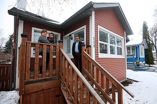 JOHN WOODS / WINNIPEG FREE PRESS
Ben and Megan Capili with their daughter Azazel, 2, who are self-isolating, are photographed at their Norwood home in Winnipeg Tuesday, March 24, 2020. The couple who work in the healthcare system as therapists offer counselling in the evenings.

Reporter: Schlesinger