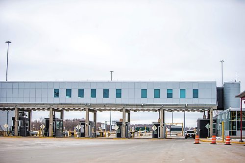 MIKAELA MACKENZIE / WINNIPEG FREE PRESS

One lone car crosses the border from the United States to Canada in Emerson on Wednesday, March 25, 2020. For Danielle da Silva story.
Winnipeg Free Press 2020