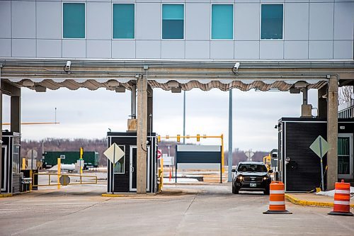 MIKAELA MACKENZIE / WINNIPEG FREE PRESS

One lone car crosses the border from the United States to Canada in Emerson on Wednesday, March 25, 2020. For Danielle da Silva story.
Winnipeg Free Press 2020