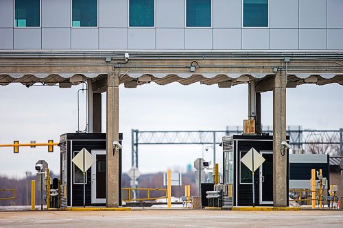 MIKAELA MACKENZIE / WINNIPEG FREE PRESS

The empty border crossing from the United States to Canada in Emerson on Wednesday, March 25, 2020. For Danielle da Silva story.
Winnipeg Free Press 2020