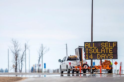 MIKAELA MACKENZIE / WINNIPEG FREE PRESS

Signage tells travellers to self-isolate for 14 days upon arrival in Canada at the border of United States in Emerson on Wednesday, March 25, 2020. For Danielle da Silva story.
Winnipeg Free Press 2020